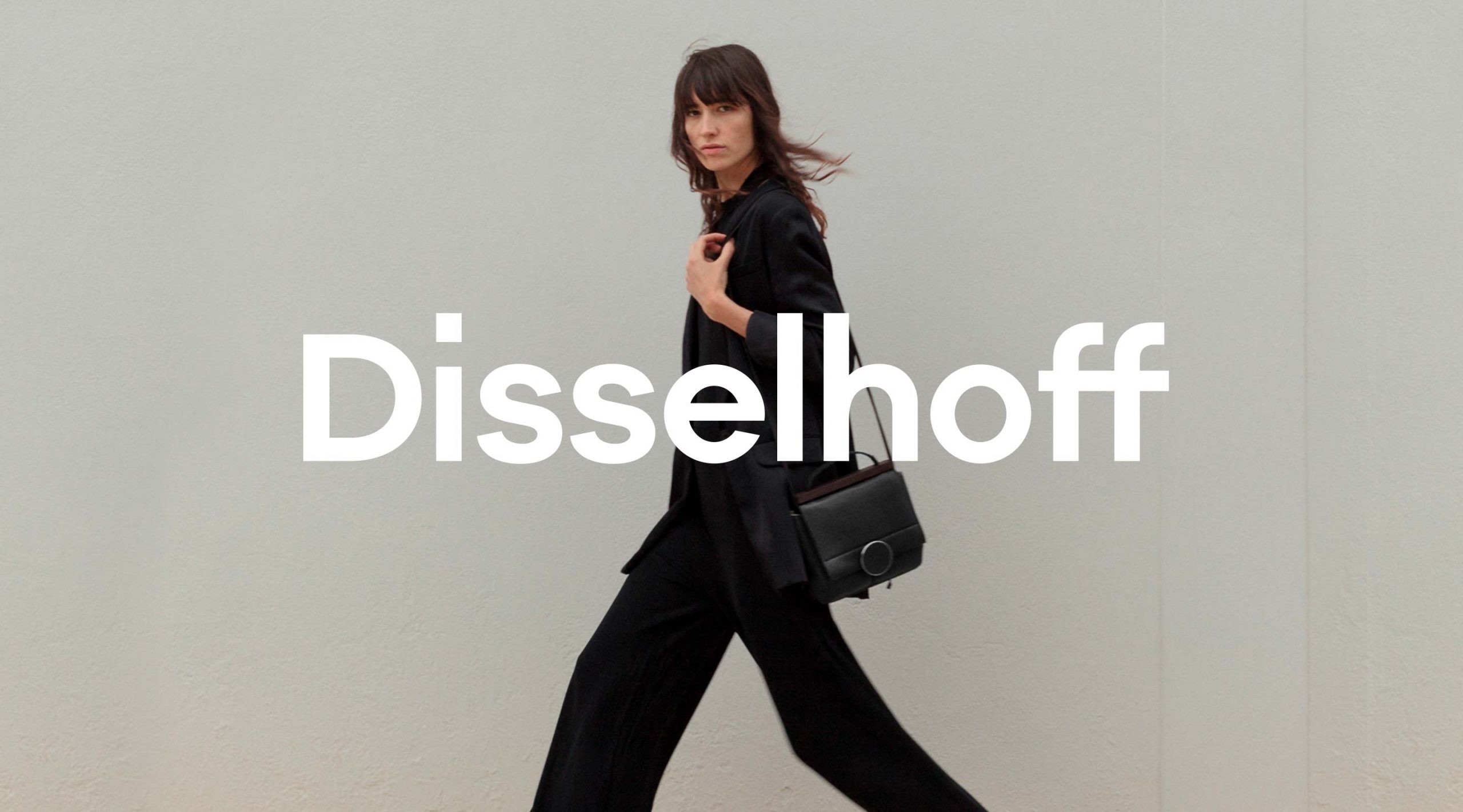 Disselhoff Branding Signet auf Foto mit Model – Uthmöller und Partner
