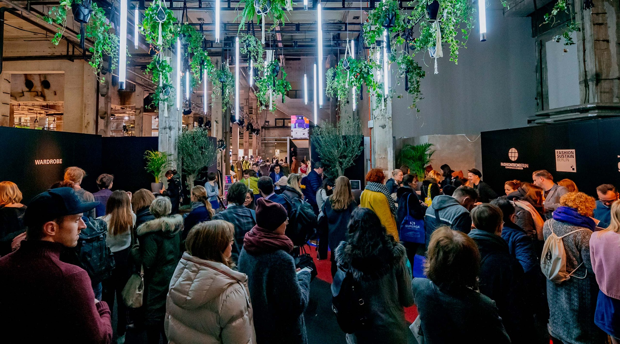 Messe Frankfurt – Ethical Fashion Show und Green Showroom Januar 2018 Keyvisual in der Messe mit Messebesucher – Uthmöller und Partner