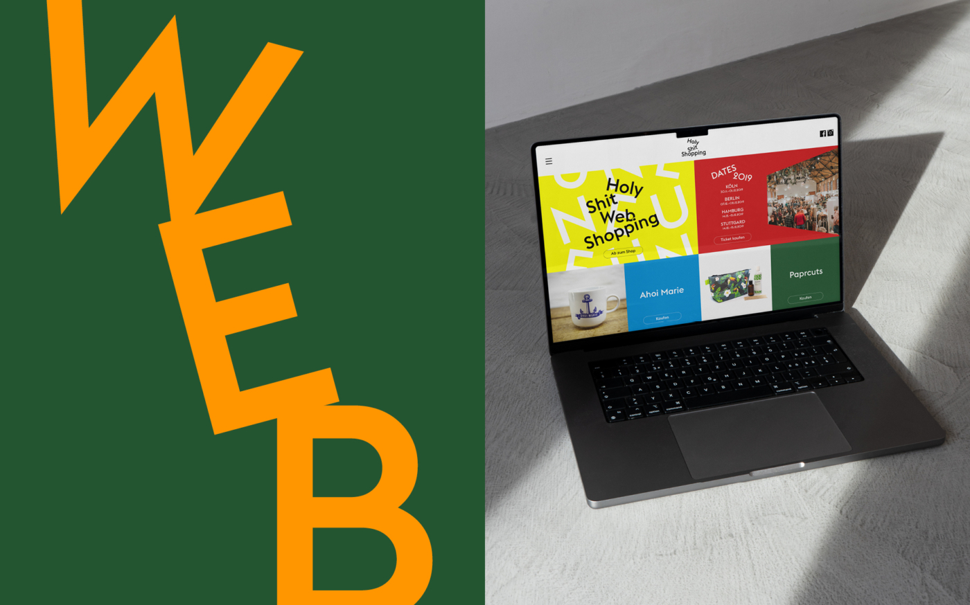 Laptop zeigt die Webseite von 'Holy Shit Web Shopping' mit farbenfrohem Design und Produktkategorien. Im Hintergrund sind die großen, orangefarbenen Buchstaben 'WEB' auf dunkelgrünem Hintergrund abgebildet.