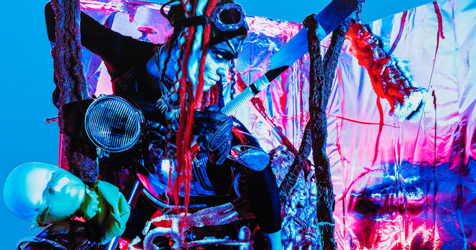 Künstlerisches Motiv für die Übersichtsseite der Arbeiten von Thies Uthmöller für Janes Gärttner: Collage mit dem Schriftzug 'MVTVK HEART' und einer Person auf einem Motorrad, umgeben von üppigen, grünen Illustrationen aus der Serie 'Motorheart'.